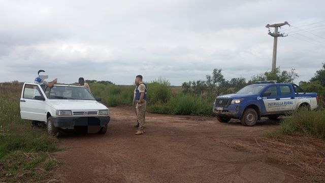 La Patrulla Rural detuvo a 3 hombres con 4 perros galgos en un auto en El Fuertecito