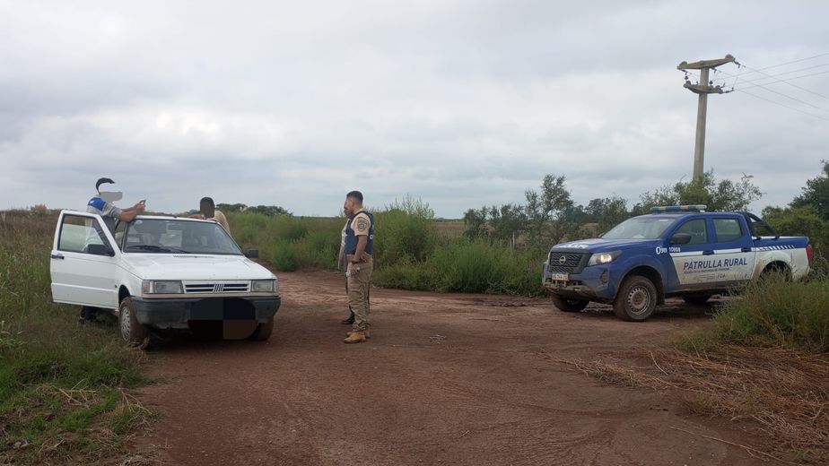 La Patrulla Rural detuvo a 3 hombres con 4 perros galgos en un auto en El Fuertecito