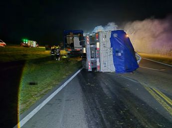 Horror en la ruta: una mujer murió en Córdoba tras chocar contra un camión e incendiarse su auto