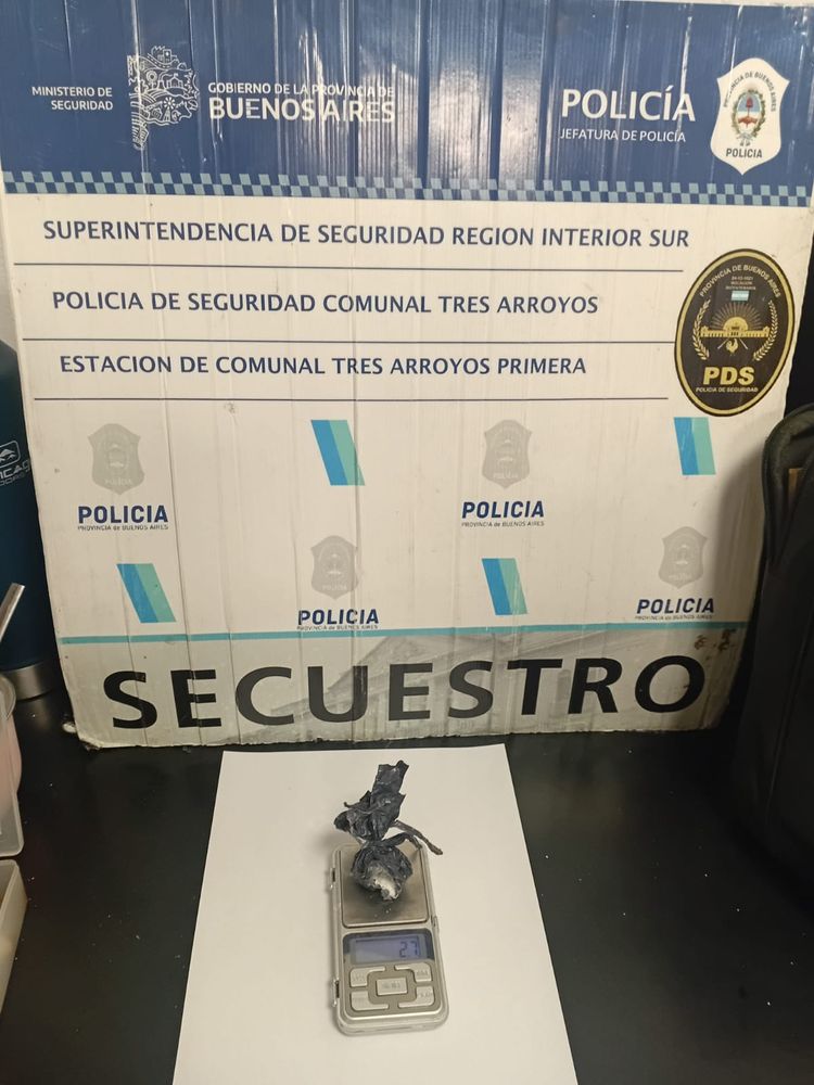La sustancia fue confirmada como cocaína, con un peso de 2,7 gramos.