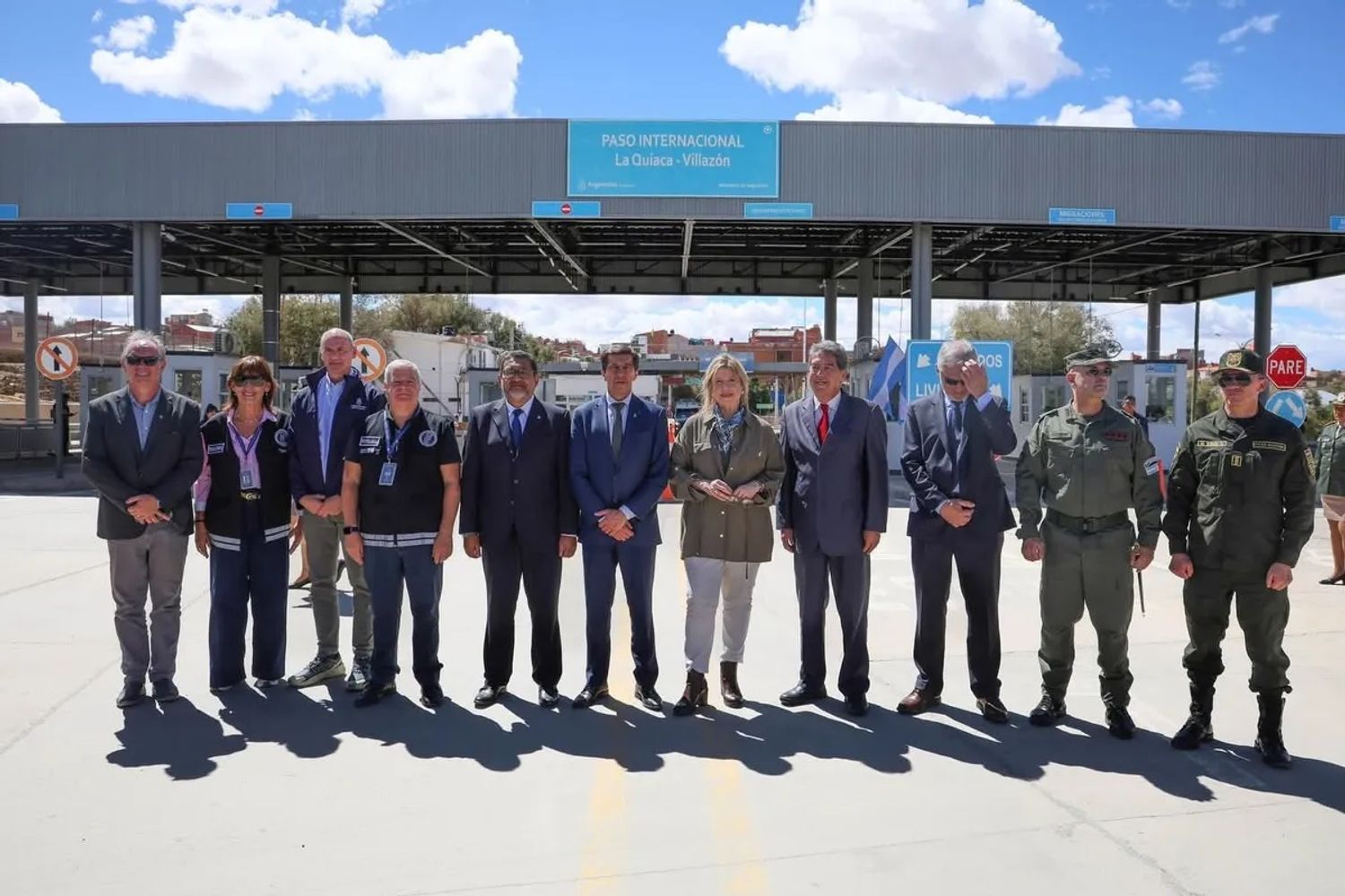 Autoridades provinciales, nacionales y municipales, en la inauguración de obras de remodelación y modernización tecnológica en el puente internacional “Horacio Guzmán”, en la ciudad de La Quiaca.