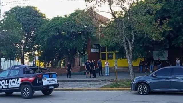 El abogado del chico que mató a otro en la escuela en San Cristóbal señaló que estaba en "tratamiento psicológico".