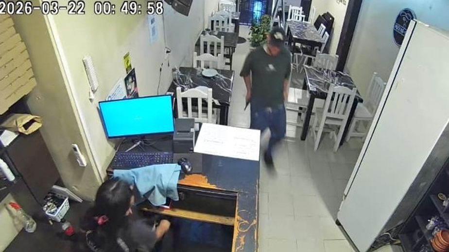 Policías apresaron en la vía pública a un peligroso ladrón que asaltó a mano armada una pizzería