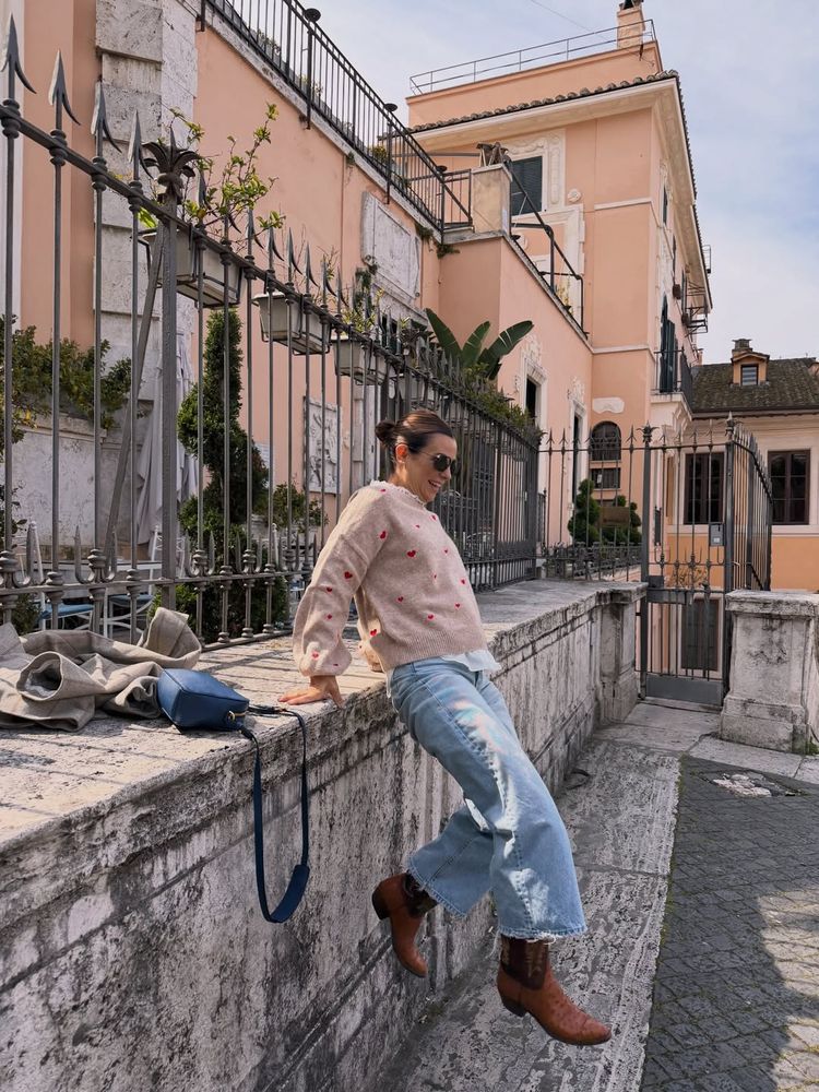 Desde Roma, Agustina Cherri optó por un sweater con corazones bordados y marcó la tendencia de la temporada