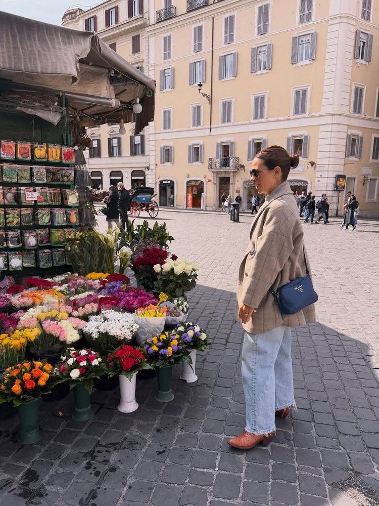 Desde Roma, Agustina Cherri optó por un sweater con corazones bordados y marcó la tendencia de la temporada