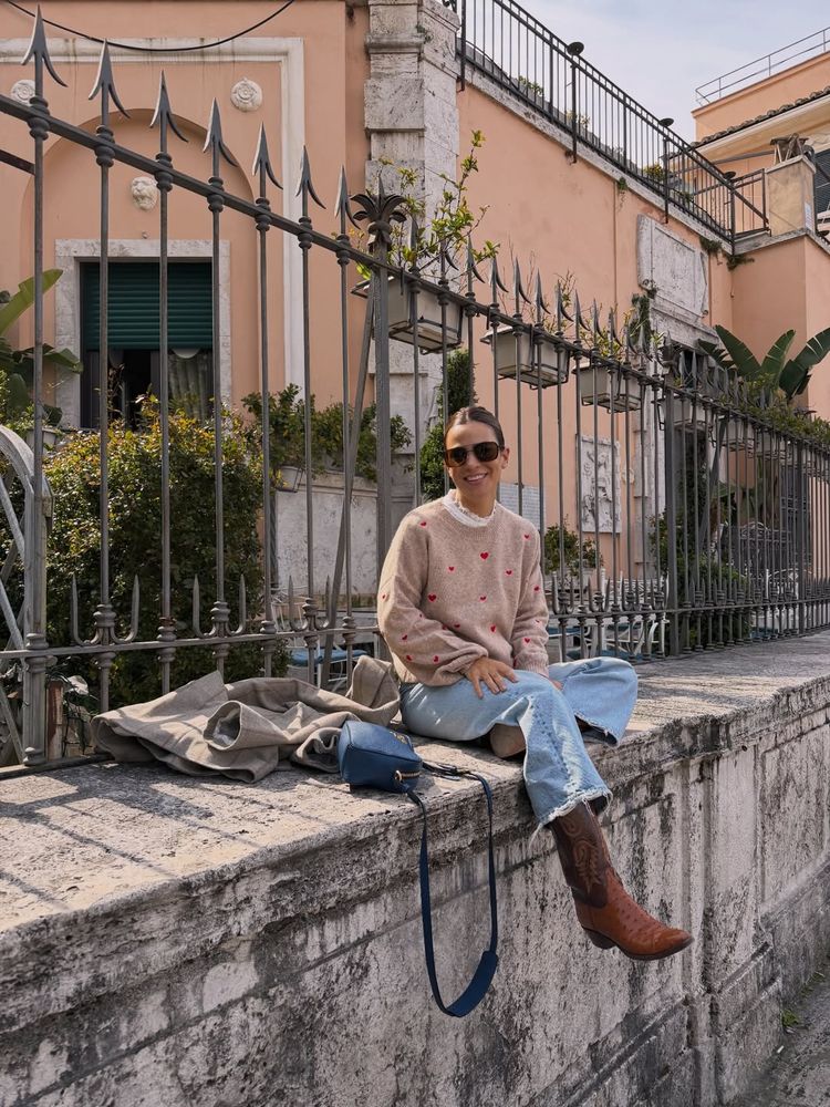 Desde Roma, Agustina Cherri optó por un sweater con corazones bordados y marcó la tendencia de la temporada