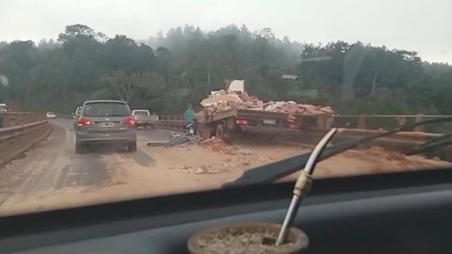 Eldorado: violento choque entre camiones en el Puente Banana dejó dos conductores atrapados.