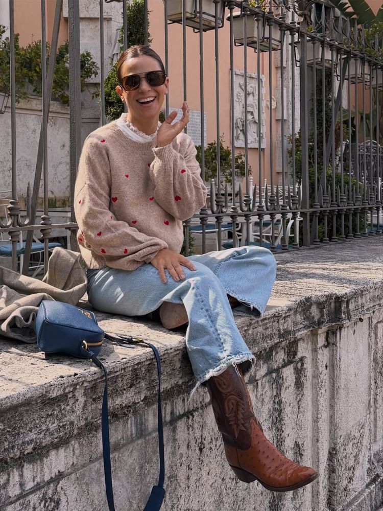 Desde Roma, Agustina Cherri optó por un sweater con corazones bordados y marcó la tendencia de la temporada