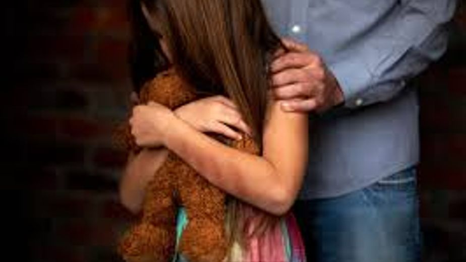 Hombre condenado a 34 años de prisión por violar a su hija en Villa Arias