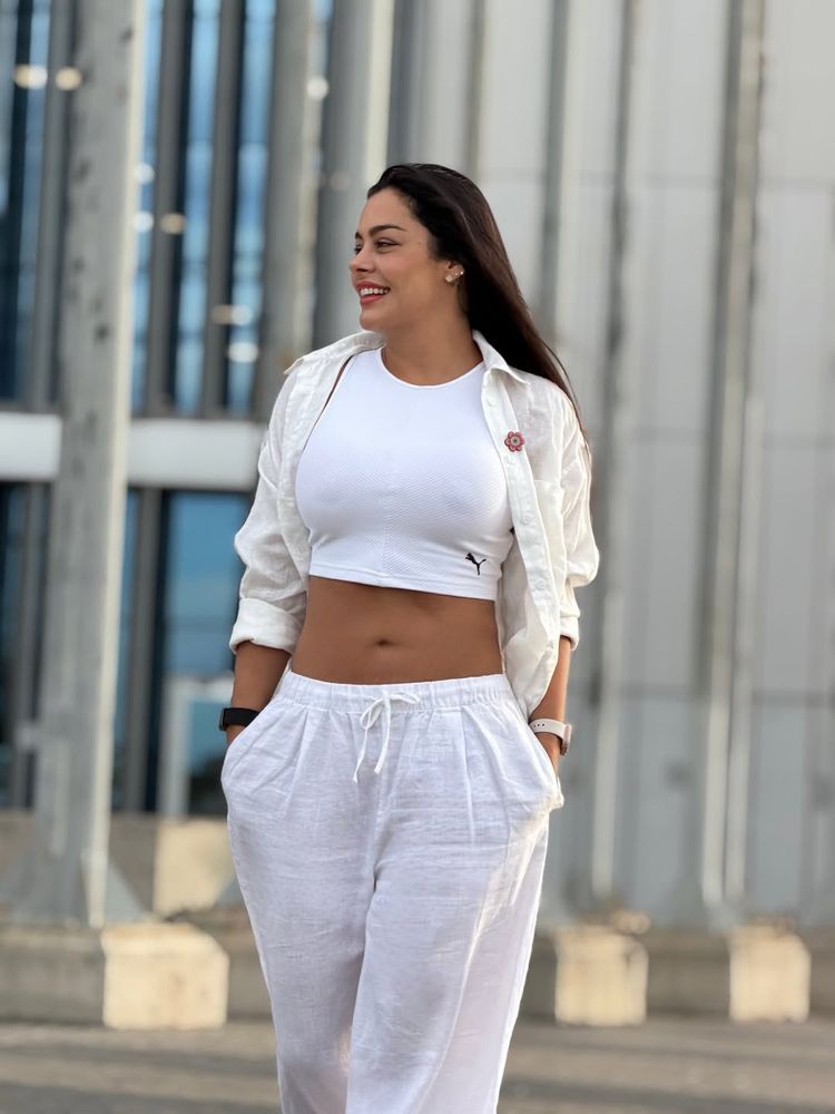 Larissa Riquelme eligió un look total white y dio cátedra de estilo en Instagram
