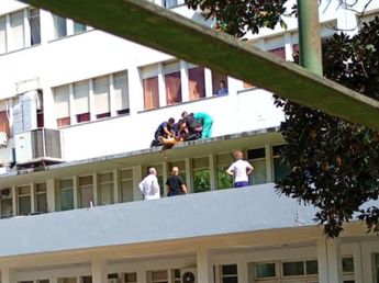 Una mujer se arrojó del cuarto piso del Hospital Churruca: qué se sabe hasta el momento