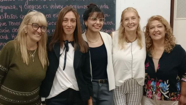  El equipo de trabajo está conformado por profesionales y referentes. 
