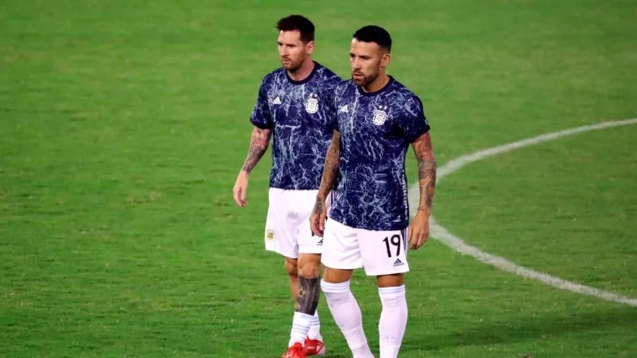 No se vio en la tele: Dibu Martínez, Cuti Romero y Messi obligaron a Nicolás Otamendi a patear el penal