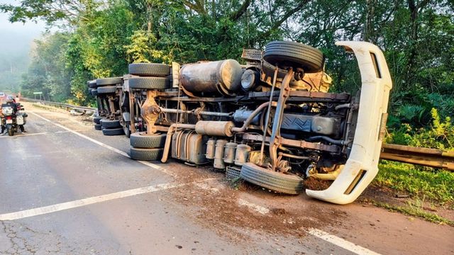 Choque entre camiones en la ruta 12 dejó tres heridos y cortó el tránsito por horas en el puente Piray Guazú.