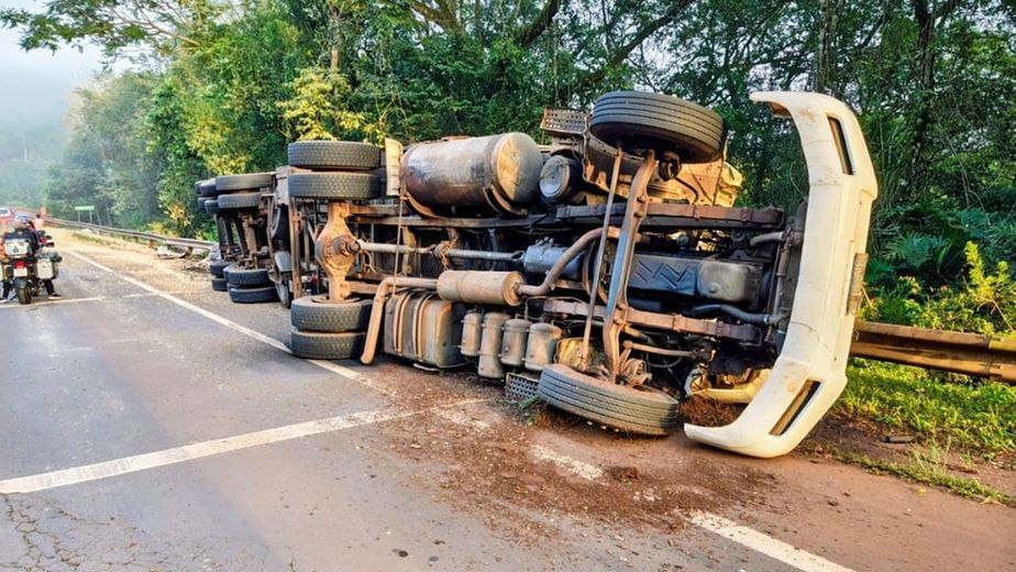 Choque entre camiones en la ruta 12 dejó tres heridos y cortó el tránsito por horas en el puente Piray Guazú
