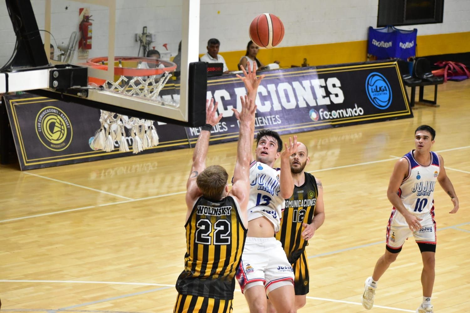 En el último choque entre ambos equipos, Jujuy Básquet logró la victoria de visitante. Ahora en etapa de playoffs, de ser necesario un quinto juego decisivo en la serie ante la “Villa”, la definición se disputará el 12 de abril en la capital jujeña.