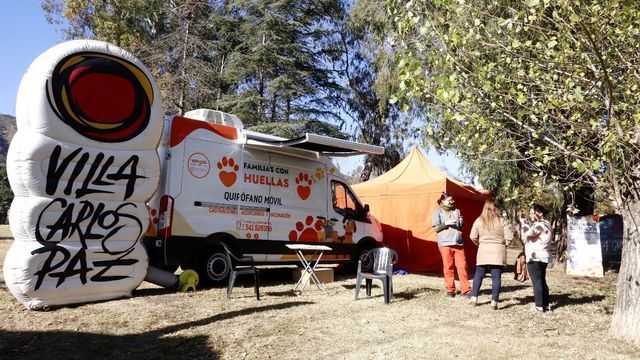 El quirófano móvil de “Familias con Huellas” acerca servicios veterinarios gratuitos a los barrios de la ciudad.