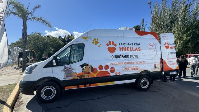 El quirófano móvil de “Familias con Huellas” acerca servicios veterinarios gratuitos a los barrios de la ciudad.