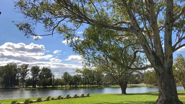 Postales de un día templado con sol y leve nubosidad en Carlos Paz.