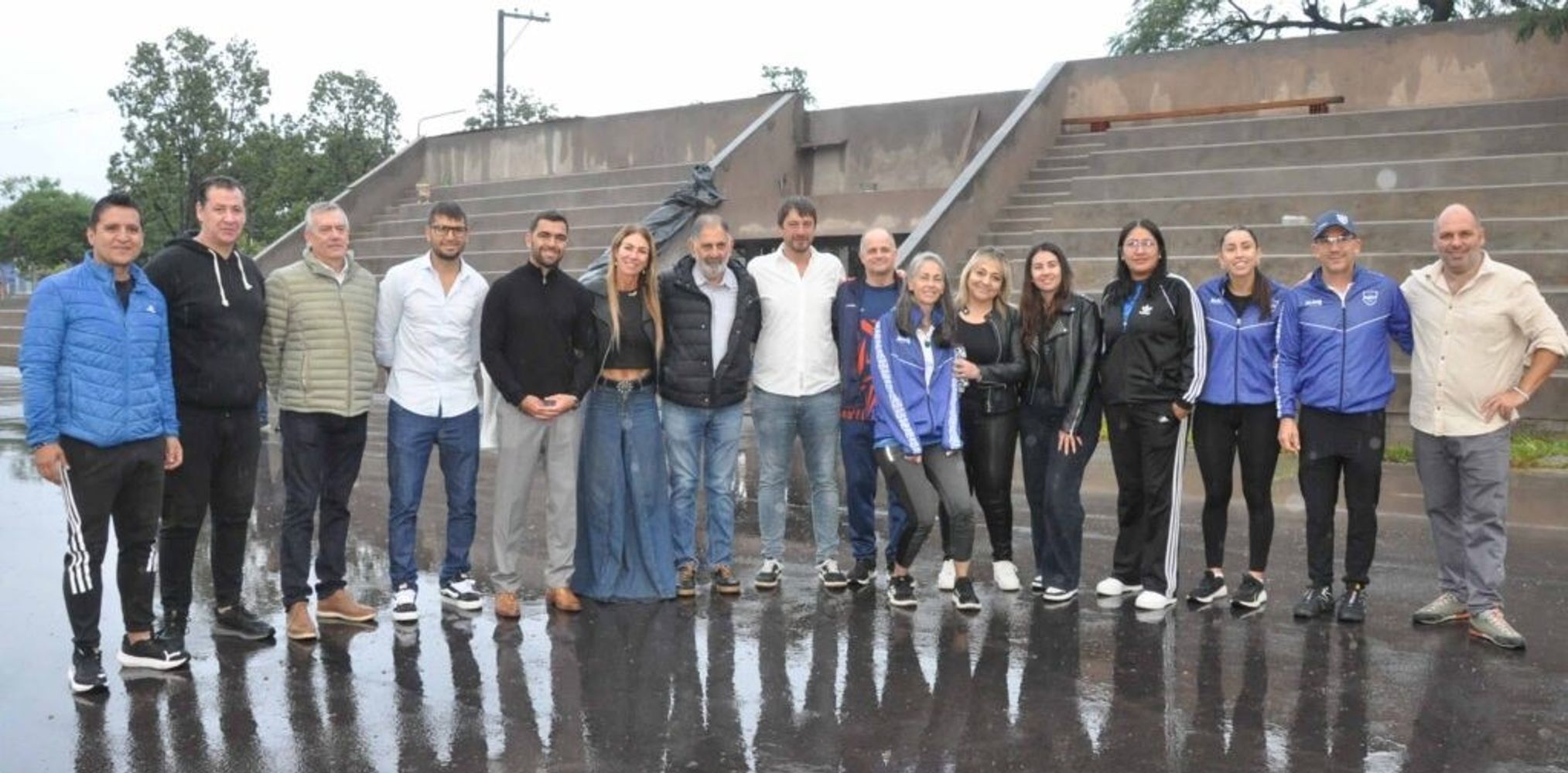 “Cuando hablo con las chicas en los torneos argentinos, conozco de cerca sus necesidades, y estoy convencida de que contar con una cancha de estas características hará crecer el hockey en la provincia”, celebró Magui Aicega al recorrer el futuro estadio municipal de esta capital.