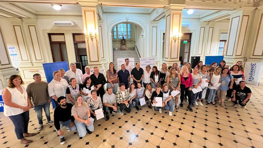 Tres Arroyos: Entrega de equipamiento a instituciones educativas