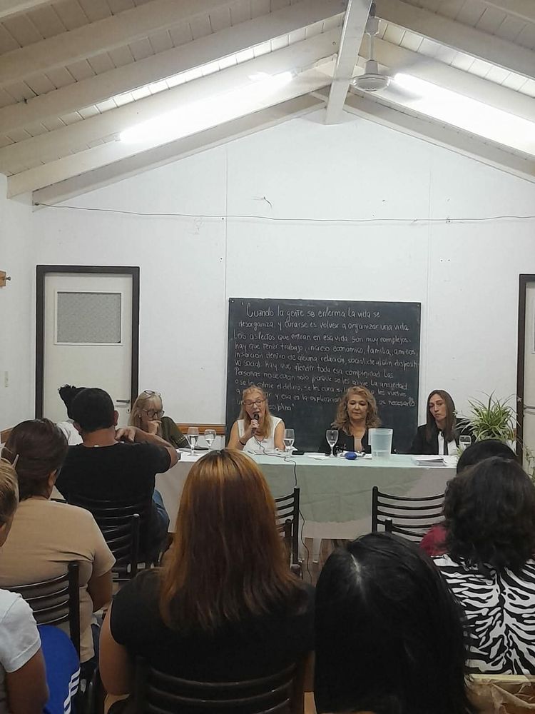 El equipo de trabajo está conformado por profesionales y referentes. 