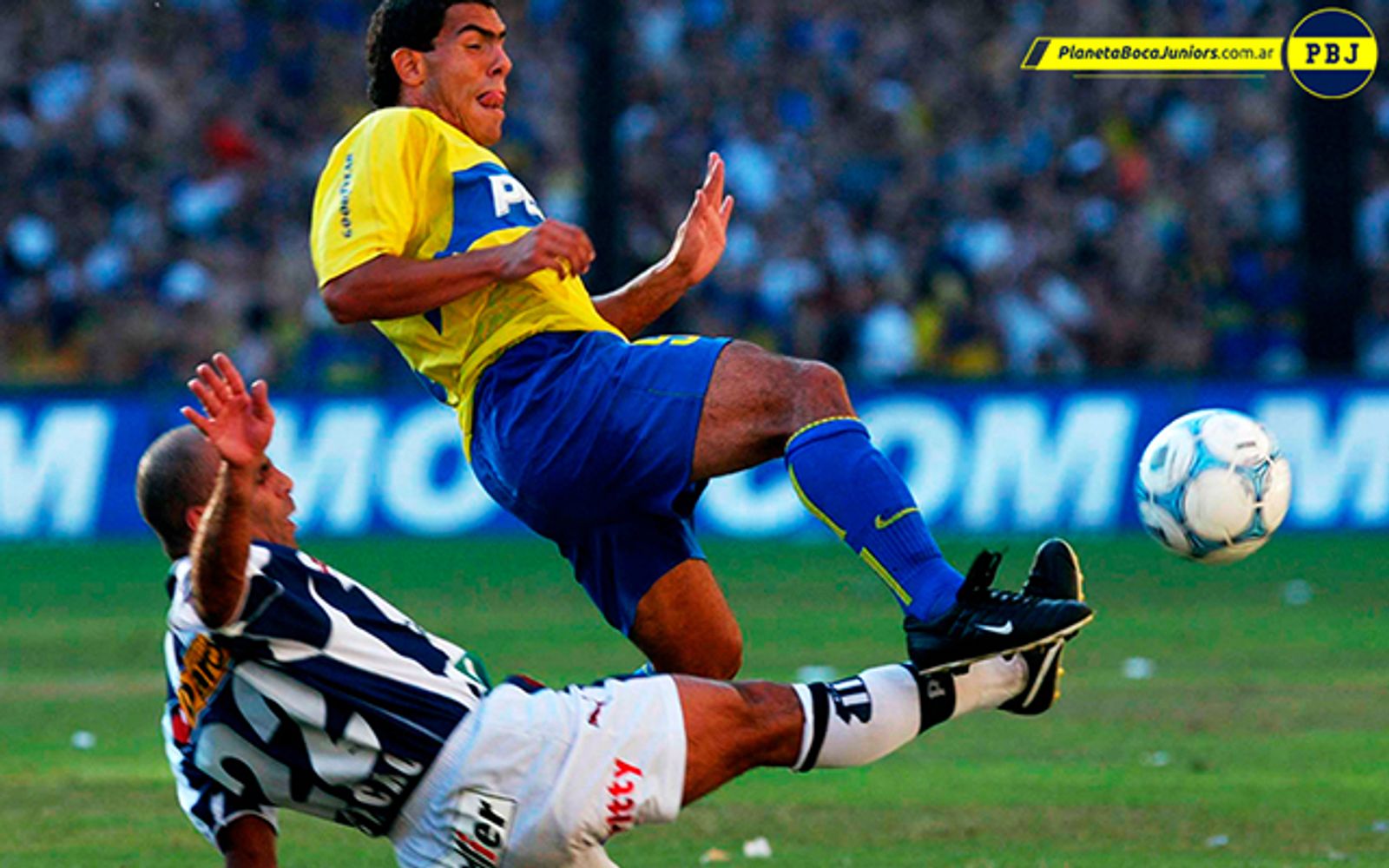 El colombiano Mauricio Serna en Talleres marcando a Carlos Tevez en Boca