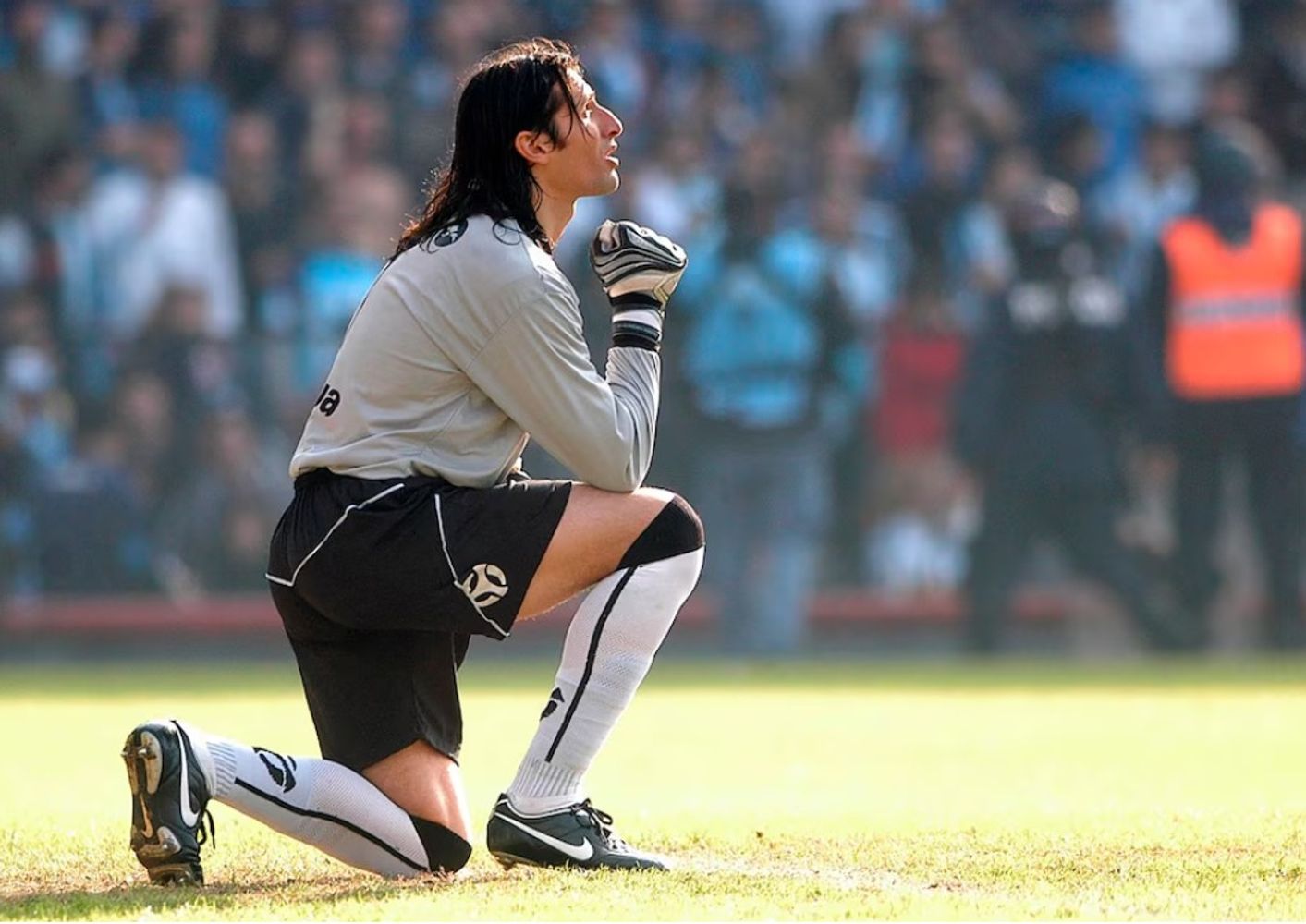 Juan Carlos Olave en su época de arquero y el ascenso de Belgrano ante River en el Monumental en 2011
