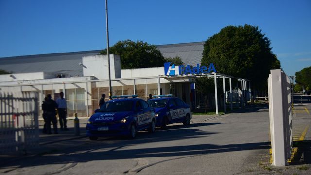 Trabajadores se manifestaron e el ingreso de Fadea. .