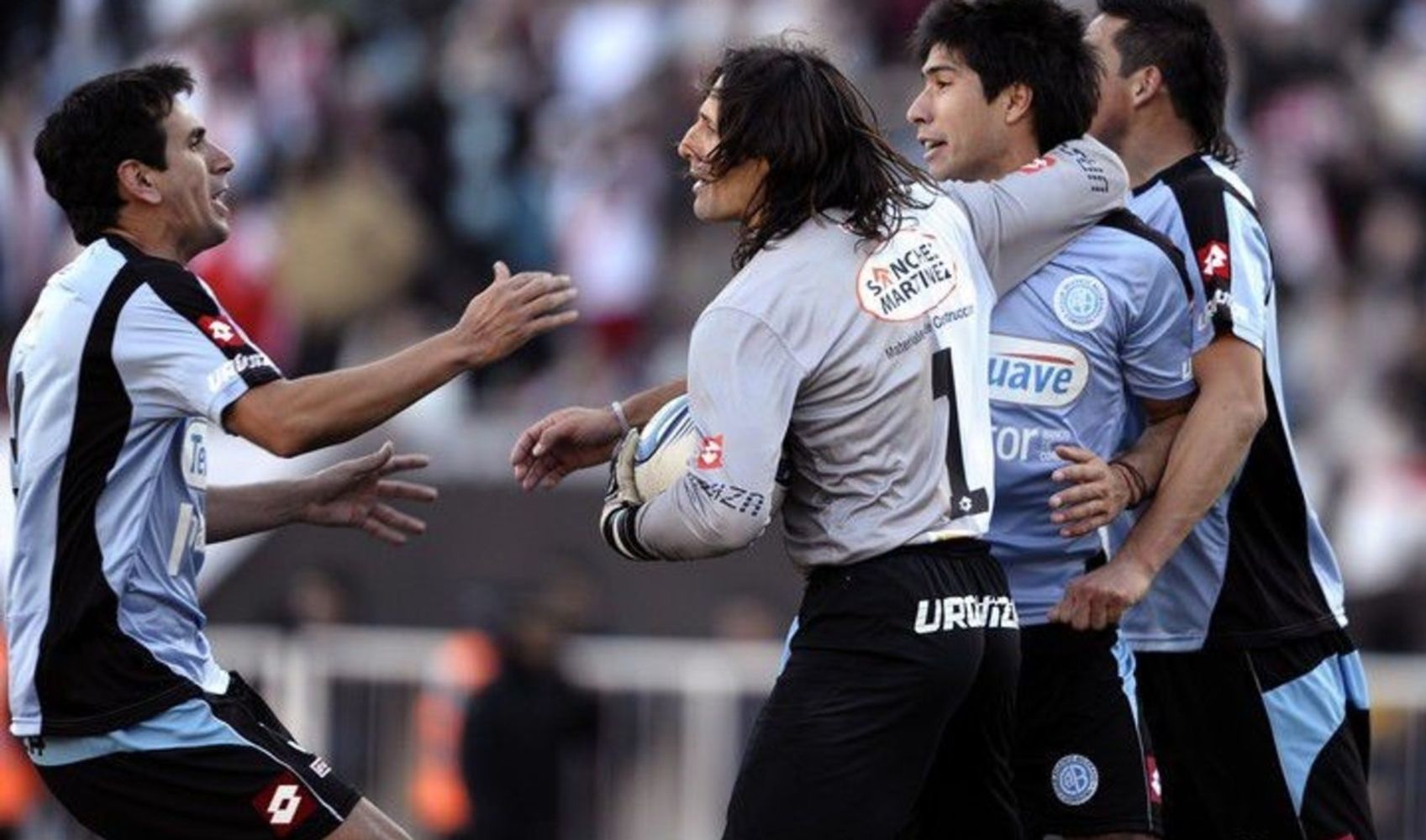 Juan Carlos Olave en su época de arquero y el ascenso de Belgrano ante River en el Monumental en 2011