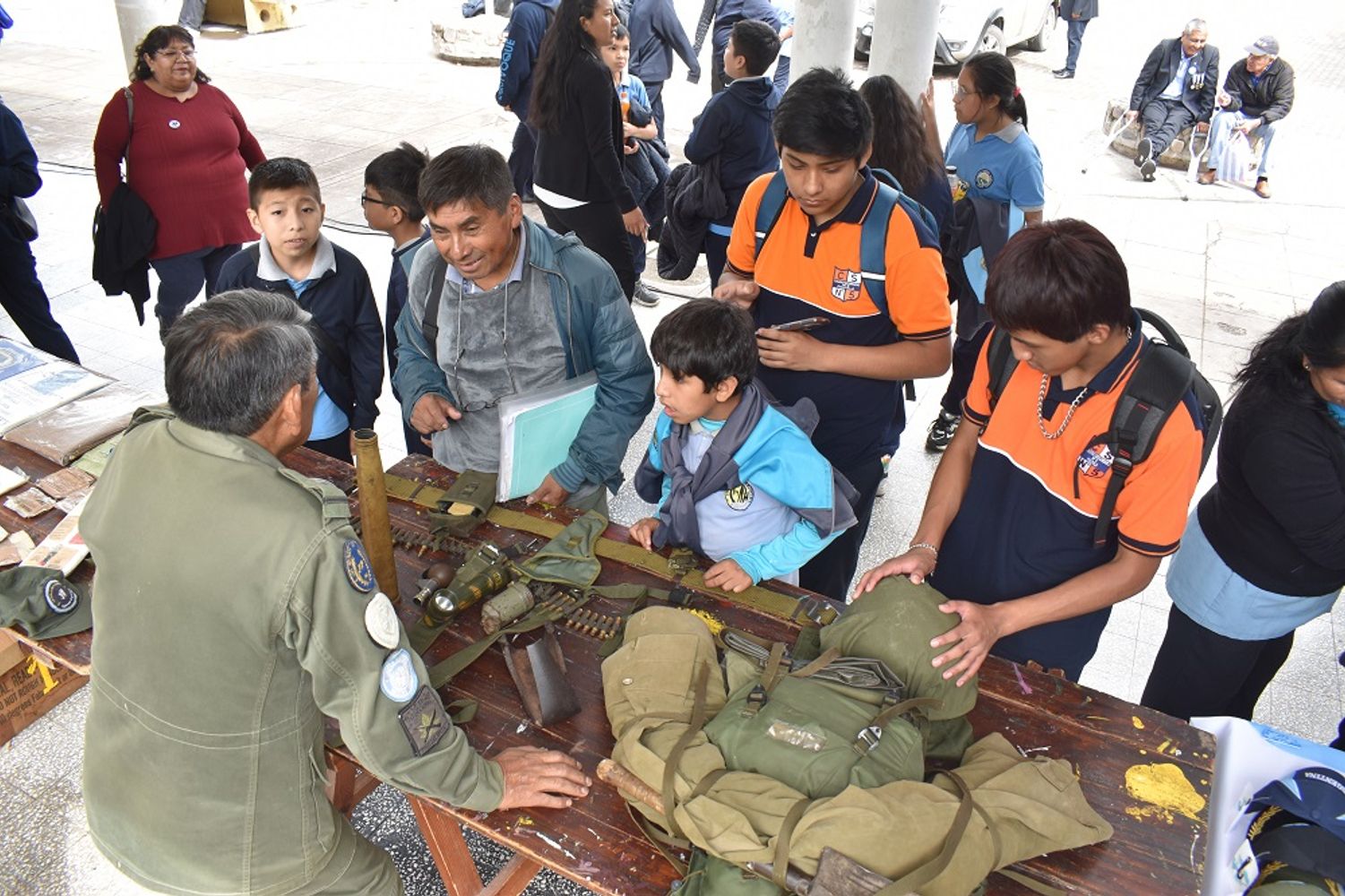 La exposición montada en el Centro Cívico denominada “Memoria, Historia y Soberanía” fue visitada por vecinos, grupos de escolares y estudiantes secundarios de la ciudad de Palpalá, que pudieron interactuar con los excombatientes y veteranos de guerra jujeños.