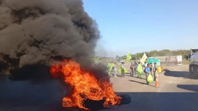 Tensión en Ruta 18: 60 trabajadores despedidos reclaman por su situación laboral.