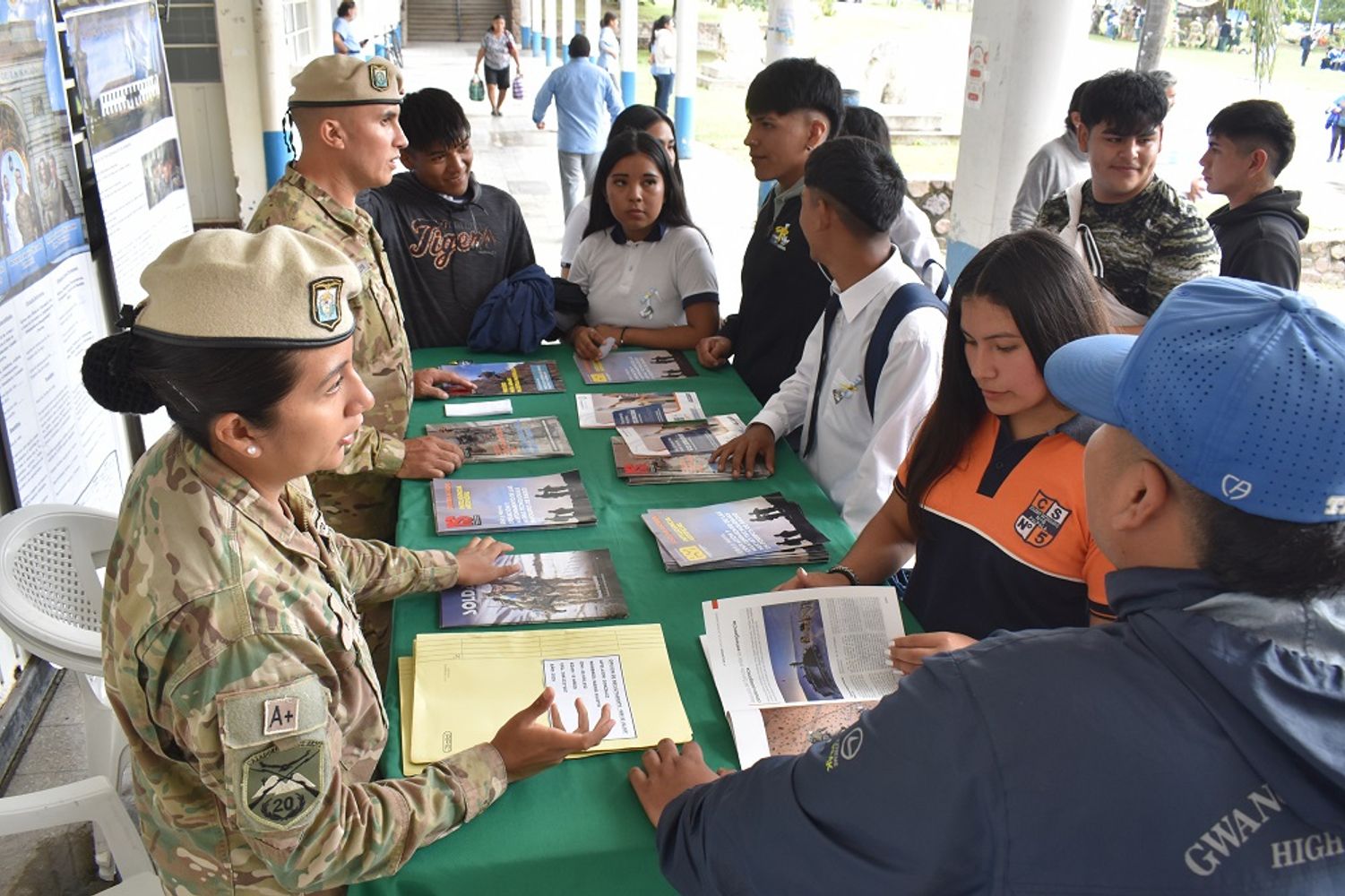 Efectivos del Ejército Argentino con asiento en Jujuy también compartieron información sobre la fuerza con el público que concurrió a la exposición “Memoria, Historia y Soberanía”, en el marco de la "Semana de Malvinas" en la ciudad de Palpalá.