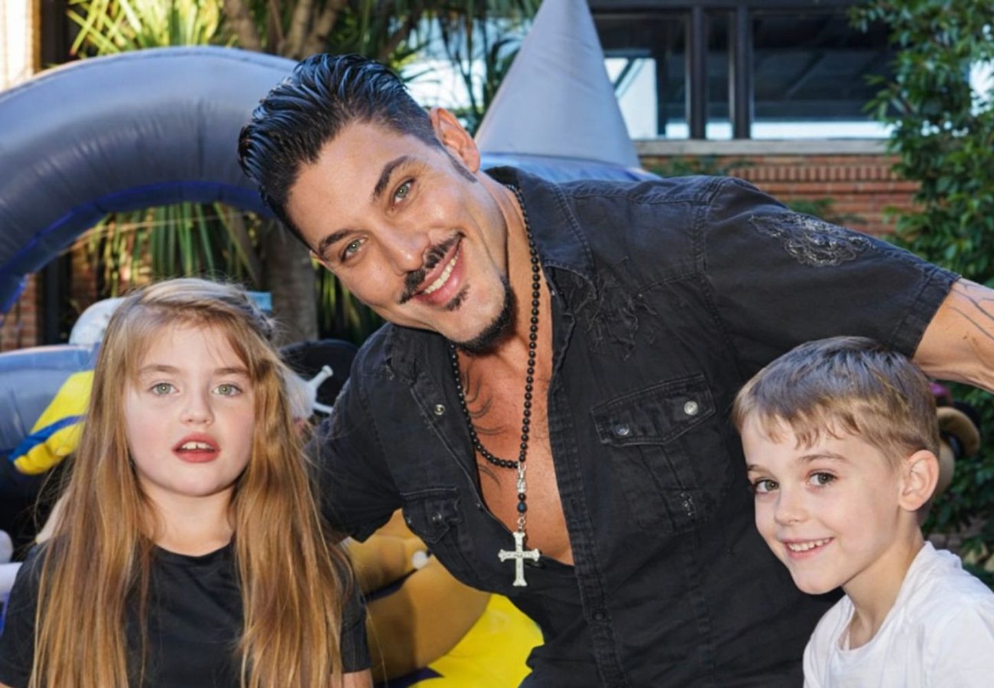 Ricardo Fort con sus hijos