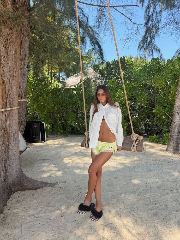 Lola Latorre sorprendió con un look de playa y dio cátedra de estilo combinando los colores blanco y amarillo