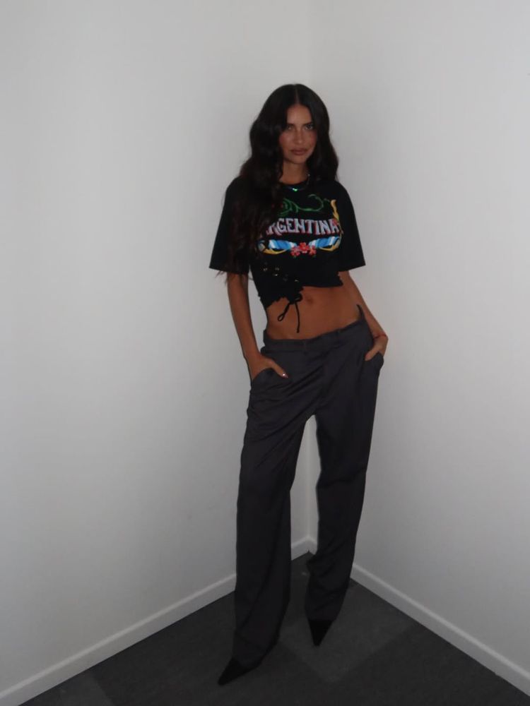 Zaira Nara posó con una remera total black y desbloqueó una nueva tendencia 2026