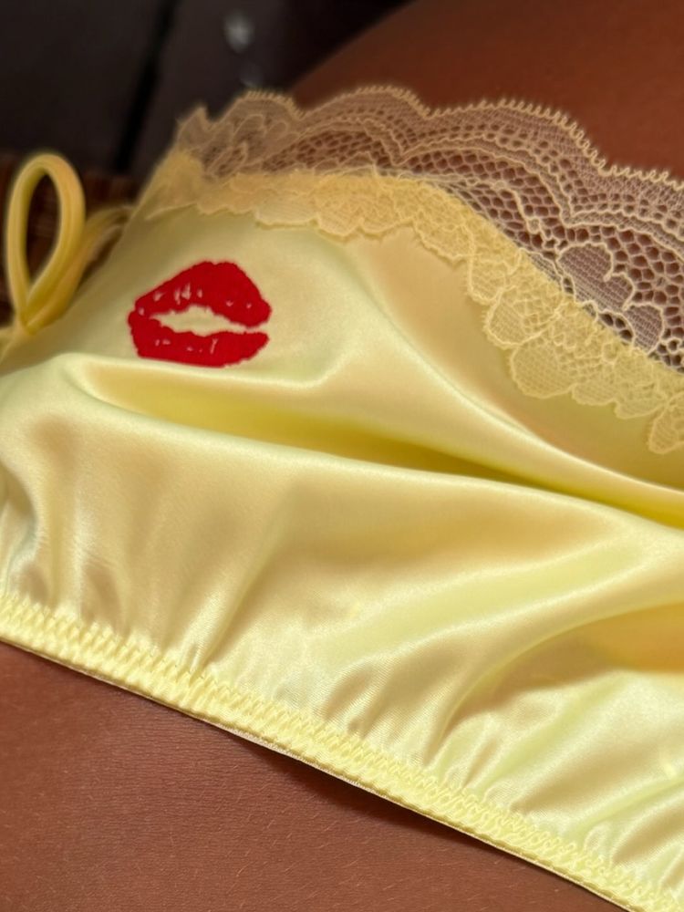 Lola Latorre sorprendió con un look de playa y dio cátedra de estilo combinando los colores blanco y amarillo