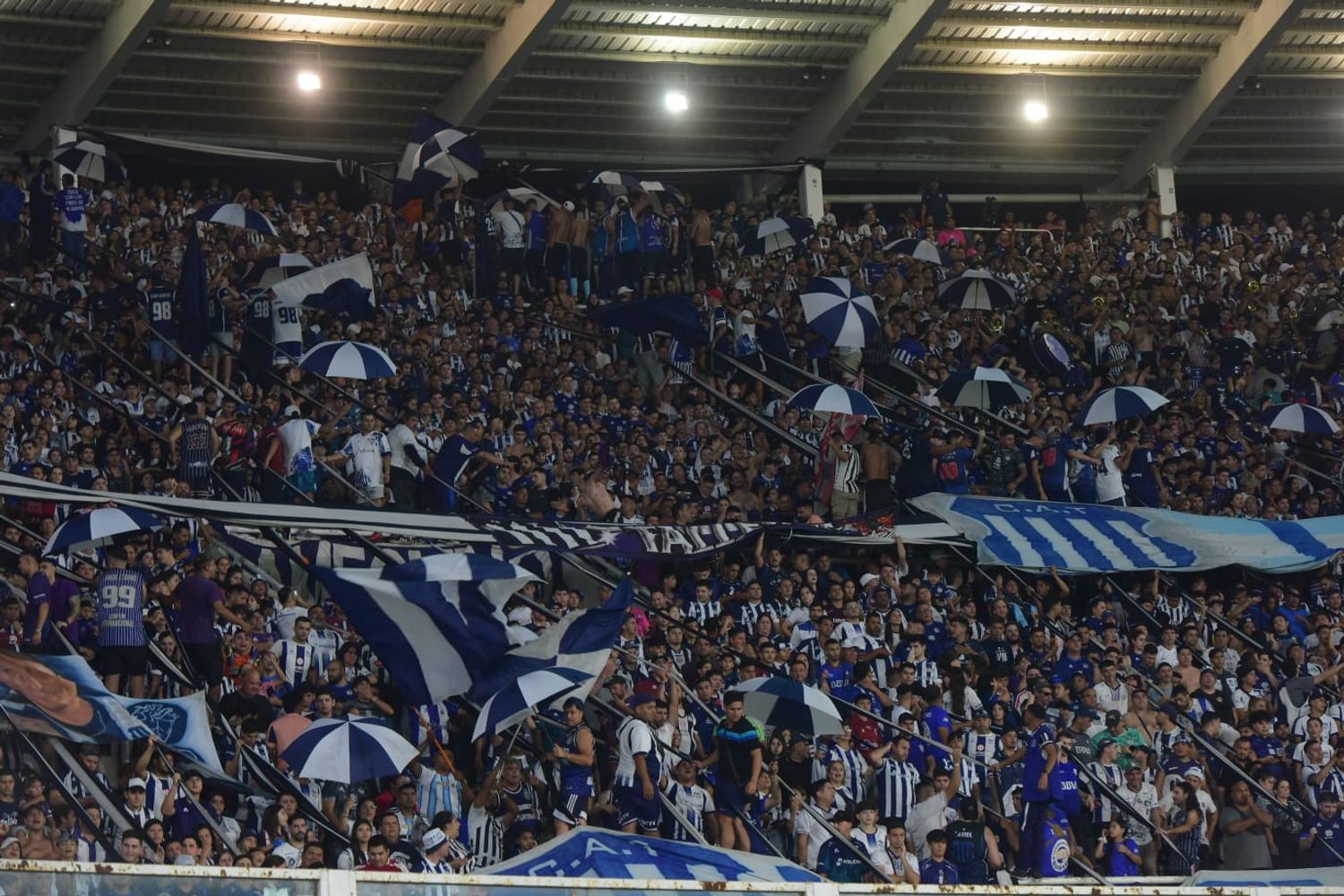 Los hinchas de Talleres le dieron un marco imponente al Kempes, en el duelo con Boca.