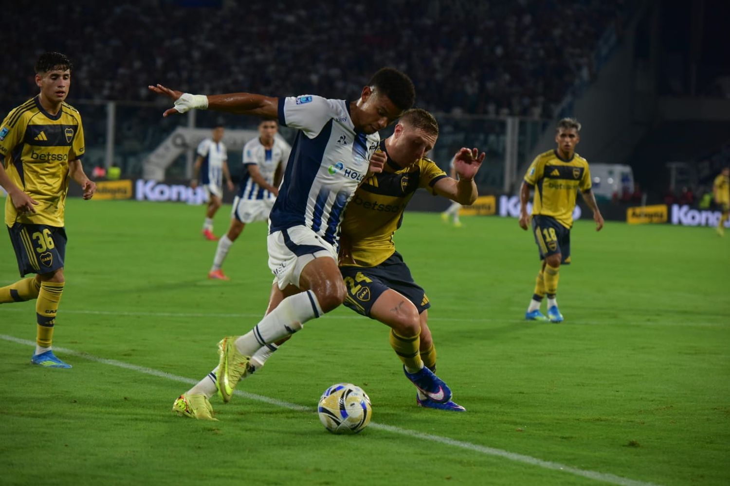 Diego Valoyes y Juan Barinaga, con todo por la pelota en el Talleres-Boca.