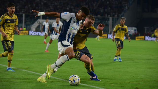 Diego Valoyes y Juan Barinaga, con todo por la pelota en el Talleres-Boca.