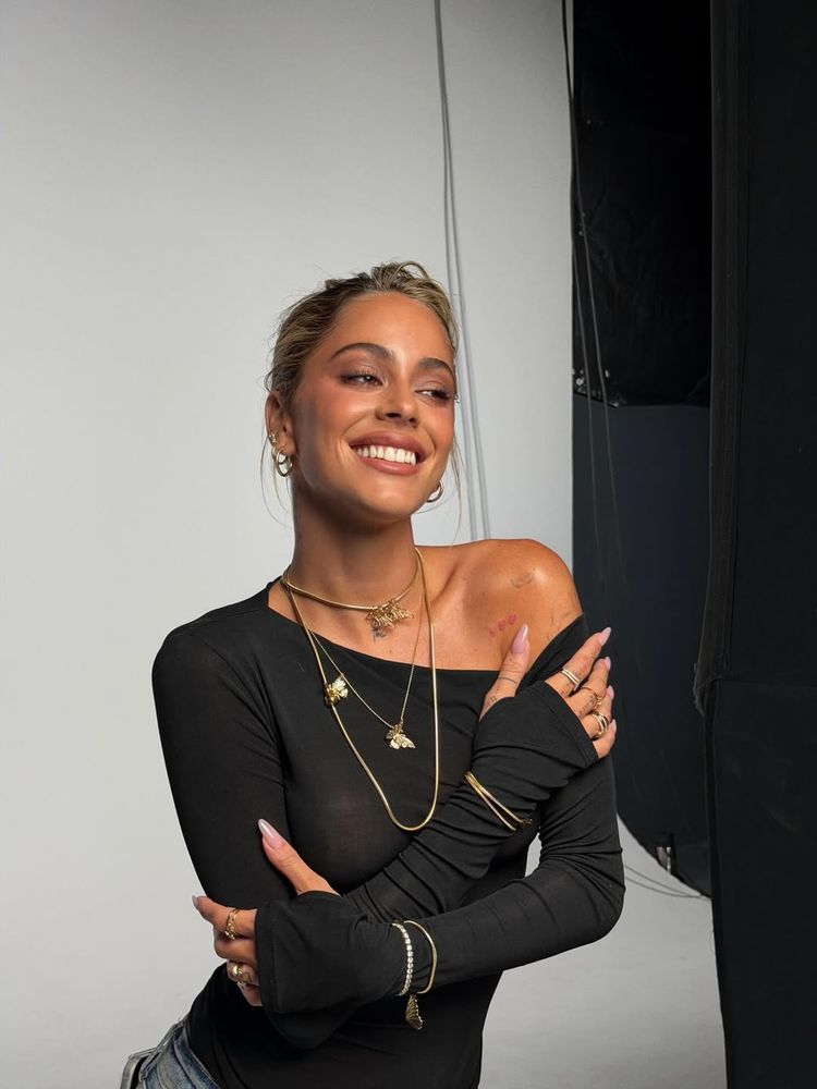 Tini Stoessel se sumó a la tendencia de los accesorios dorados y dio cátedra de estilo
