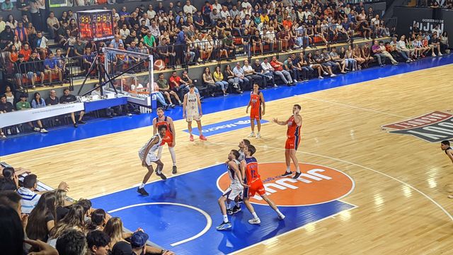 Con 19 puntos en su cuenta personal, Santiago Ibarra fue el máximo goleador de Jujuy Básquet. A pesar de esa performance, su equipo perdió Ante Villa San Martín este miércoles. 