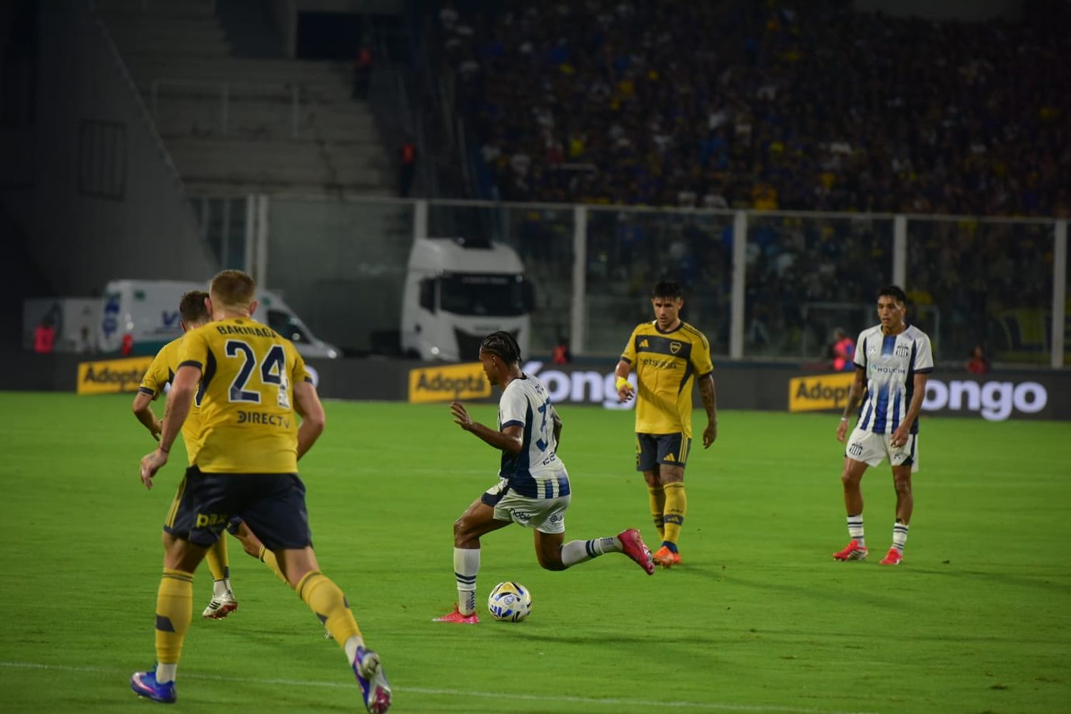 Talleres y Boca en el Kempes, con el Xeneize arriba en el marcador.