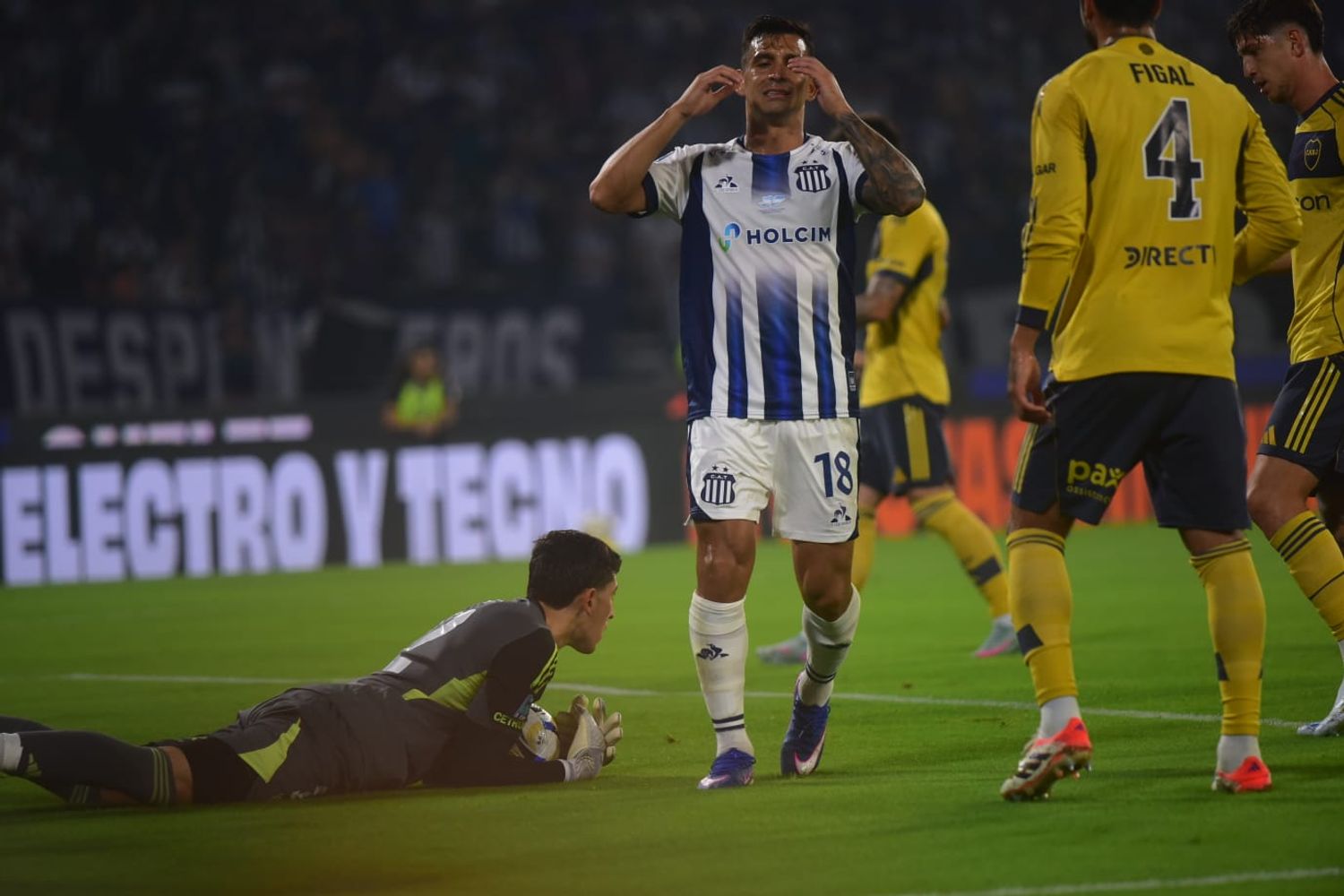 Talleres y Boca se enfrentan en el Kempes, ante una multitud.