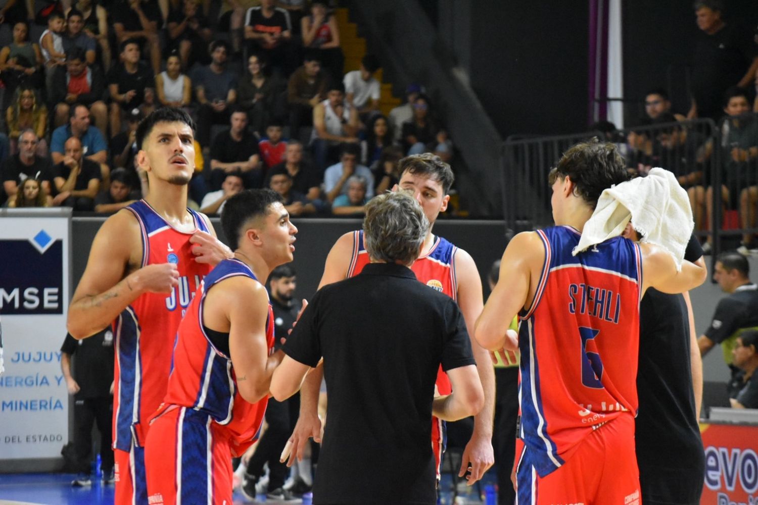 Jugadores y cuerpo técnico discuten la estrategia para contrarrestar la paridad que mostraba Villa San Martín.
