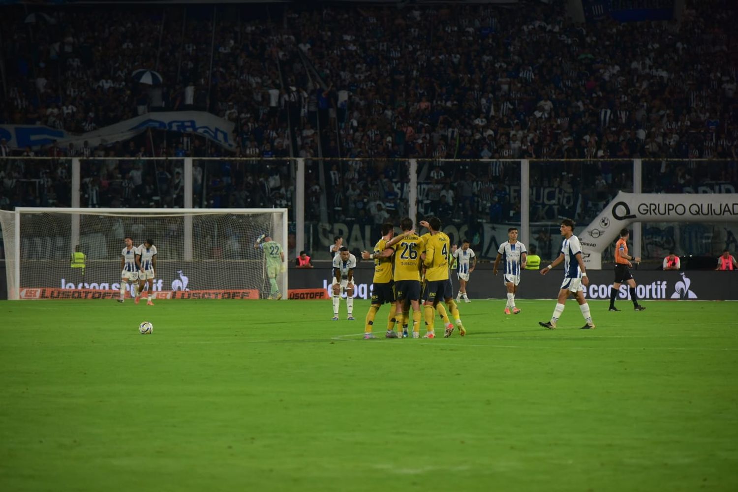 Festejo de Boca en el Kempes, ante un Talleres que no repitió lo que venía produciendo.
