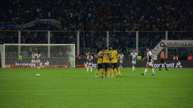Festejo de Boca en el Kempes, ante un Talleres que no repitió lo que venía produciendo.