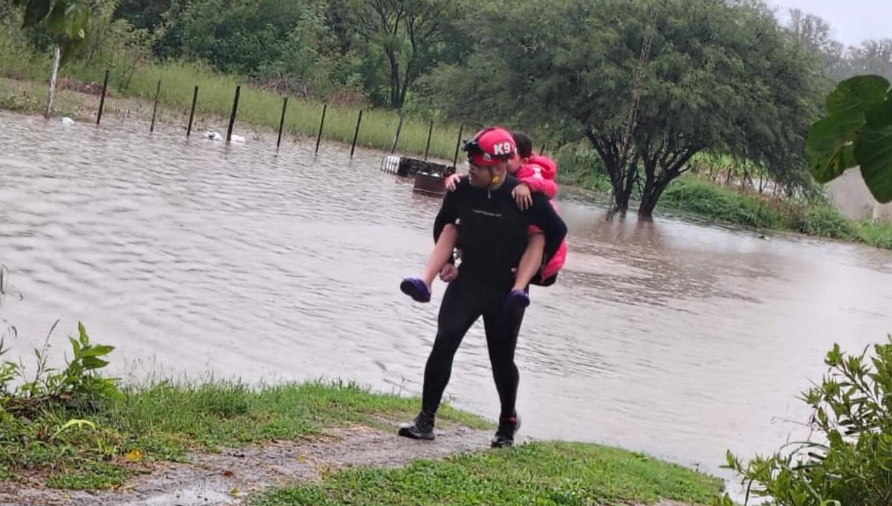 Bomberos de Arroyito asistieron a damnificados