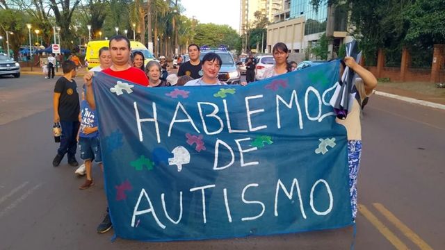 Iguazú: realizaron la caminata “Hablamos de Autismo” para concientizar en el Día Mundial.