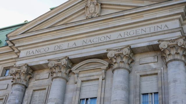 Polémica en aumento por créditos del Banco Nación a funcionarios y legisladores de La Libertad Avanza.